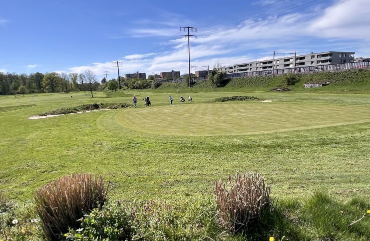 Flach aufs Green. Golfplatz finden - Golf spielen - Golfspielen - Golfanlage - Golftraining - Golfkurse - Golfclub - Golfunterricht - Golfturniere - Golfwettkämpfe - Golfregeln - Golf - Golf für Anfänger - Golf für Fortgeschrittene - Golf für Kinder - Golf für Erwachsene - Golfevents - Golf für Profis - Golfstunden - Golflehrer - Golfreisen - Golf Mitgliedschaft - Golfausrüstung - Golfplatz reservieren - Golf Rheinfelden - Golf Basel - Golf Aargau - golfzentrum.ch - Find Golf Course - Golf Playing - Golf Course - Golf Training - Golf Courses - Golf Club - Golf Lessons - Golf Tournaments - Golf Competitions - Golf Rules - Golf - Golf for Beginners - Golf for Advanced Players - Golf for Kids - Golf for Adults - Golf Events - Golf for Professionals - Golf Lessons - Golf Instructor - Golf Travel - Golf Membership - Golf Equipment - Reserve Golf Course - Golf Rheinfelden - Golf Basel - Golf Aargau - golfzentrum.ch